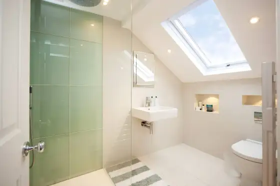 Cómo decorar un baño pequeño y ganar luz sin recargarlo